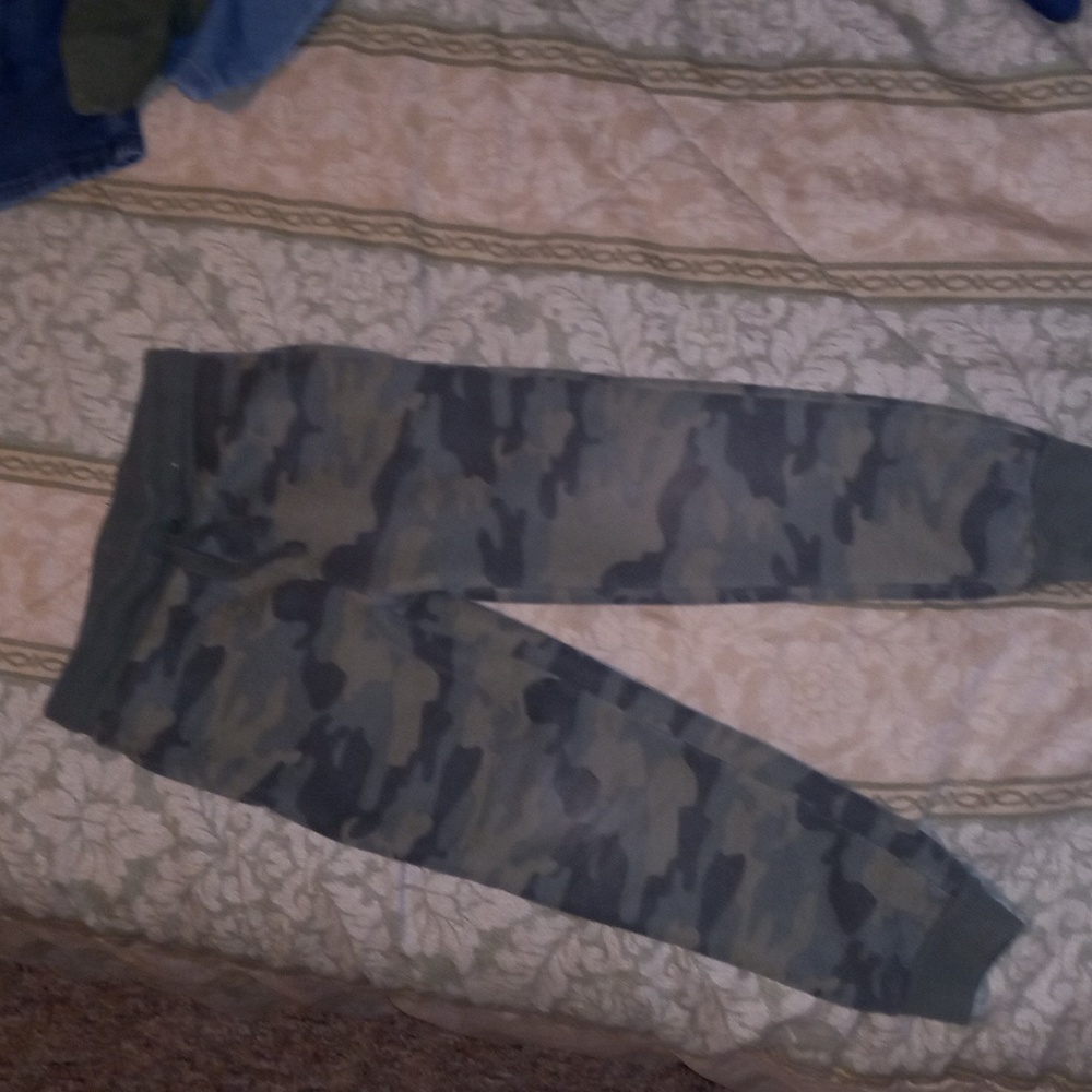 Boys size 5 Seven Oaks fuzzy on the inside camo sweatpants with pockets
